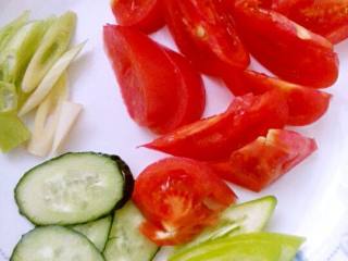 1、西红柿热汤面,将所有食材切好备用。