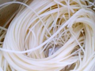 2、西红柿热汤面,面提前几个小时泡软。