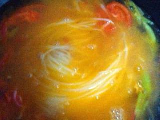 3、西红柿热汤面,锅中加入适量的油， 油热后加入西红柿青椒，葱花翻炒几下， 加入适量的水。水开后，加入面条。