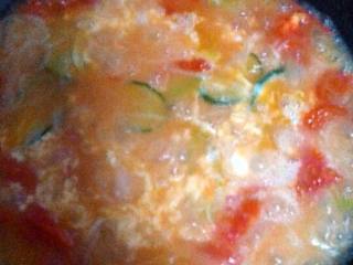 4、西红柿热汤面,煮3分钟左右，面条快熟的时候， 打入蛋液，加入适量盐。