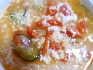 5、西红柿热汤面,蛋花浮起后，加适量味精出锅即可。