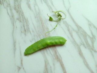 2、#时令蔬菜#荷塘月色小炒,首先将荷兰豆去根，去尖，把荷兰豆的两边的筋拉掉，这样荷兰豆口感才更加嫩脆。