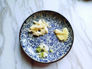 5、#时令蔬菜#荷塘月色小炒,葱姜蒜去皮切碎。