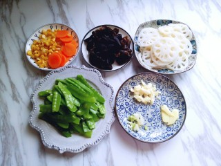 11、#时令蔬菜#荷塘月色小炒,所有食材准备完成。