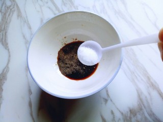 17、#时令蔬菜#荷塘月色小炒,调料汁:碗中加入1勺生抽，再加入胡椒粉。再加入盐，搅拌均匀。