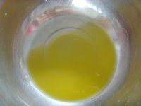 1、花生巧克力棒,黄油隔水融化成液态