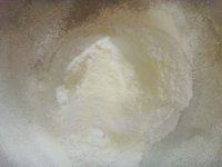 2、花生巧克力棒,筛入低粉、奶粉、泡打粉、苏打粉、糖粉