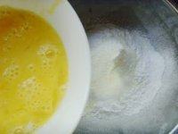 3、花生巧克力棒,倒入划散的蛋液