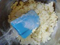 5、花生巧克力棒,用橡皮刮刀拌匀