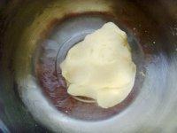 6、花生巧克力棒,揉成光滑的面团