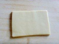 7、花生巧克力棒,擀开后切去四边成规则的长方形