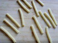 8、花生巧克力棒,再切细长条