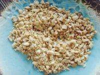 11、花生巧克力棒,去红衣后切碎