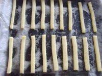 9、花生巧克力棒,摆入烤盘，170度中层烤12分钟左右