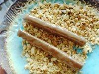 14、花生巧克力棒,冷却的饼干在巧克力融化液里蘸一下后放入盛有花生碎的盘中