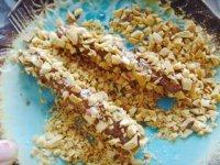 15、花生巧克力棒,在花生碎里滚一圈