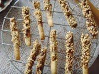 16、花生巧克力棒,晾至凝固即可