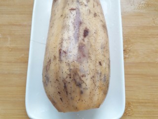 1、家宴必备――零失败简单快手糖醋藕丁,将莲藕清洗干净。