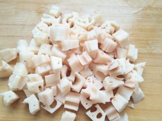 2、家宴必备――零失败简单快手糖醋藕丁,莲藕去皮、切丁。切成一厘米左右的方块。