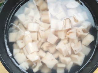 3、家宴必备――零失败简单快手糖醋藕丁,将莲藕放入水中浸泡，防止氧化变黑。