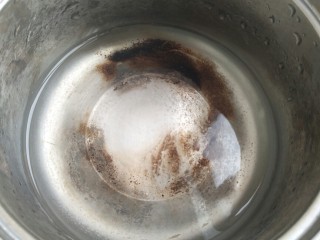 4、家宴必备――零失败简单快手糖醋藕丁,锅中放入适量清水。