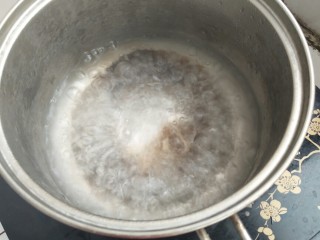 5、家宴必备――零失败简单快手糖醋藕丁,将水烧开。