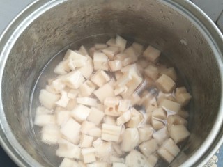 6、家宴必备――零失败简单快手糖醋藕丁,放入切好的莲藕丁块。