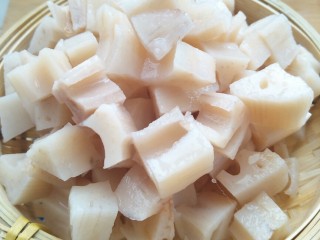 7、家宴必备――零失败简单快手糖醋藕丁,将烫好的藕丁取出控水。想吃起来口感更翠的可以取出后放入凉水中。