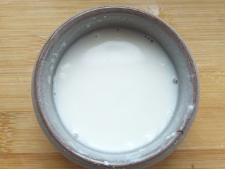 8、家宴必备――零失败简单快手糖醋藕丁,用水和面粉混合，制作水淀粉。