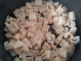 11、家宴必备――零失败简单快手糖醋藕丁,将控水后的藕丁放入锅中。