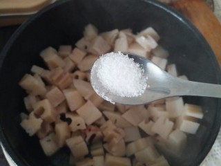 12、家宴必备――零失败简单快手糖醋藕丁,放盐。