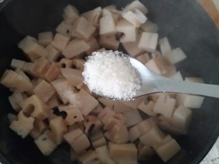 13、家宴必备――零失败简单快手糖醋藕丁,放糖，爱吃甜的可以多加点糖。