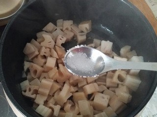 14、家宴必备――零失败简单快手糖醋藕丁,加入适量醋。