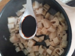 15、家宴必备――零失败简单快手糖醋藕丁,放入酱油，为了提色。