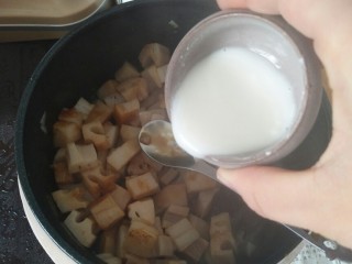 16、家宴必备――零失败简单快手糖醋藕丁,加入混合好的水淀粉，收汁。