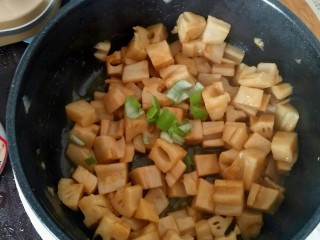 17、家宴必备――零失败简单快手糖醋藕丁,收好汁后放入葱叶。