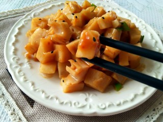 19、家宴必备――零失败简单快手糖醋藕丁,撒上芝麻点缀。