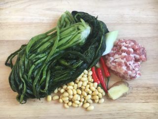 1、肉末雪菜蒸黄鱼,这是肉末雪菜的主要食材。