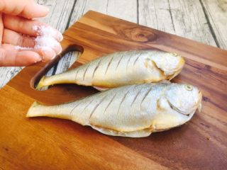 5、肉末雪菜蒸黄鱼,在鱼的两面和内脏抹上少许的盐，腌制10分钟。