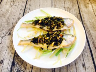 8、肉末雪菜蒸黄鱼,把肉末雪菜放在上边。