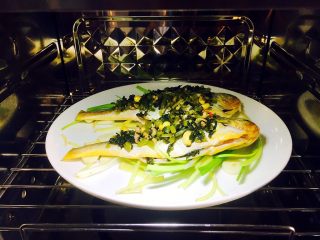 9、肉末雪菜蒸黄鱼,放入蒸箱里，上气后蒸8分钟。