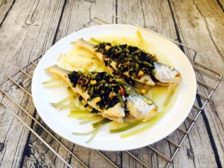 10、肉末雪菜蒸黄鱼,肉末雪菜鱼蒸好后把汤汁滗到炒锅里，再倒入2勺的蒸鱼豉油，煮开。