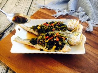 11、肉末雪菜蒸黄鱼,淋入煮好的蒸鱼豉油即可。