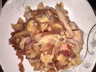 1、家庭版宫爆鸡丁,鸡肉剥骨，切成丁