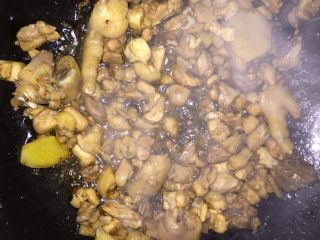 3、家庭版宫爆鸡丁,热锅把花椒放进去，油炸捞出花椒壳，肉丁放进去爆炒至金黄加点酱油，把切好的辣椒倒进去翻炒辣椒差不多了倒大蒜，加点盐但不要多味道自己把握