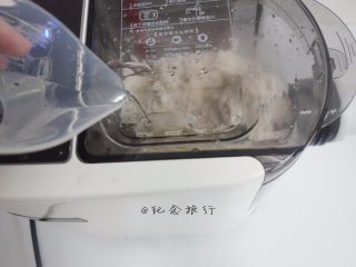 4、牛肉面这样做好吃又方便,	一点点慢慢加水,水里可放一小勺盐让面条更劲道