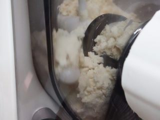 5、牛肉面这样做好吃又方便,面团变成絮状即可，不是成团哦 成团就太湿了出面很容易黏连