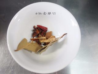 7、牛肉面这样做好吃又方便,准备干辣椒、香叶、花椒、八角、陈皮、桂皮备用，每一样香料只要一点点加太多味道太浓郁不好吃的