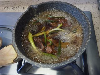 9、牛肉面这样做好吃又方便,将飞过水去过杂质的牛腱子放入料汁内大火烧开后中小火炖1小时再焖数小时入味
