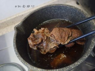 10、牛肉面这样做好吃又方便,	捞出牛腱子，过滤掉杂质剩下炖的汤备用